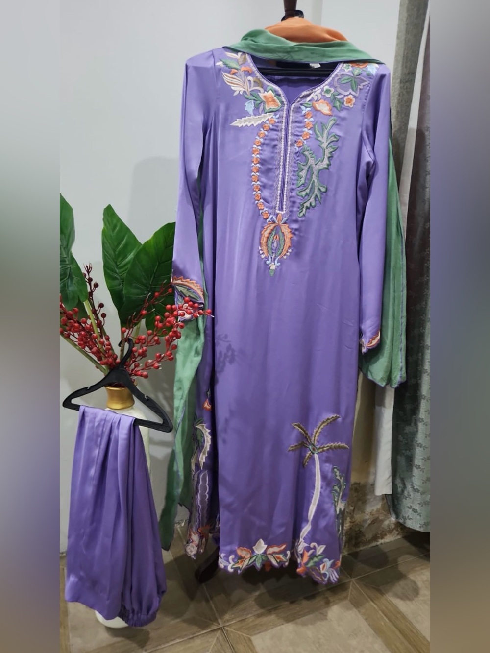 Brand New Silk Kaftan style embroidered 3 piece Pakistani dress! Size Medium